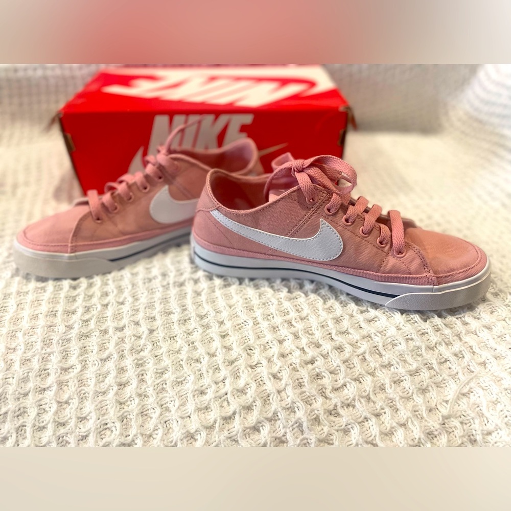 Women's Nike court legacy cnvs size 7